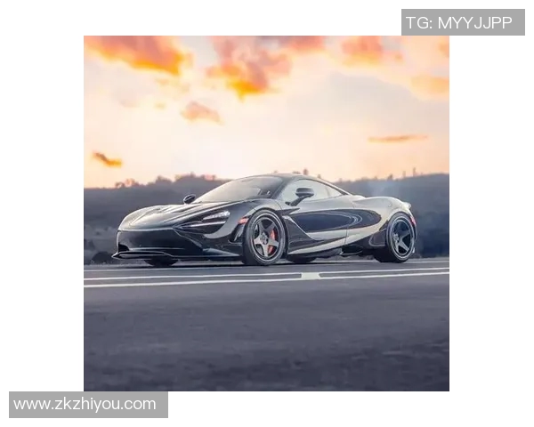 足球明星骑摩托激情四溢展现速度与激情的完美结合广告大片